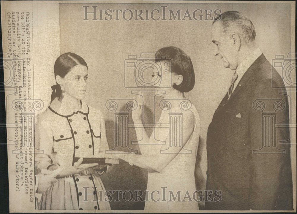 1967 Press Photo Barbara Snyder Betty Furness TV star - RRV53025 - Historic Images