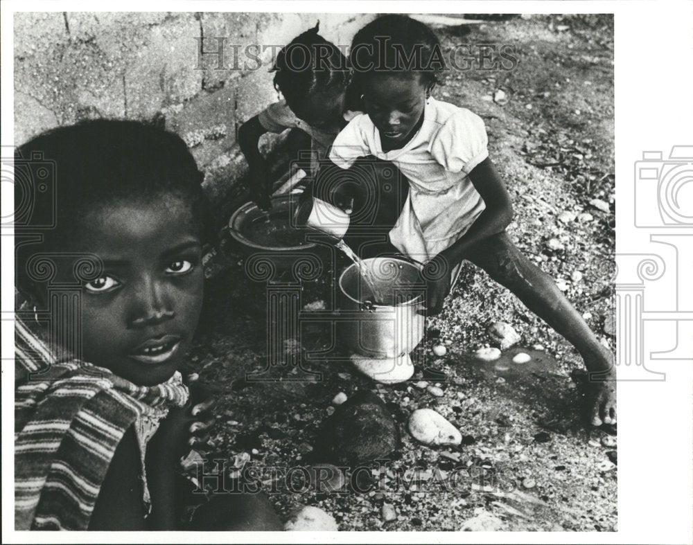 1983 Haiti Broken Pipe water children cans - Historic Images