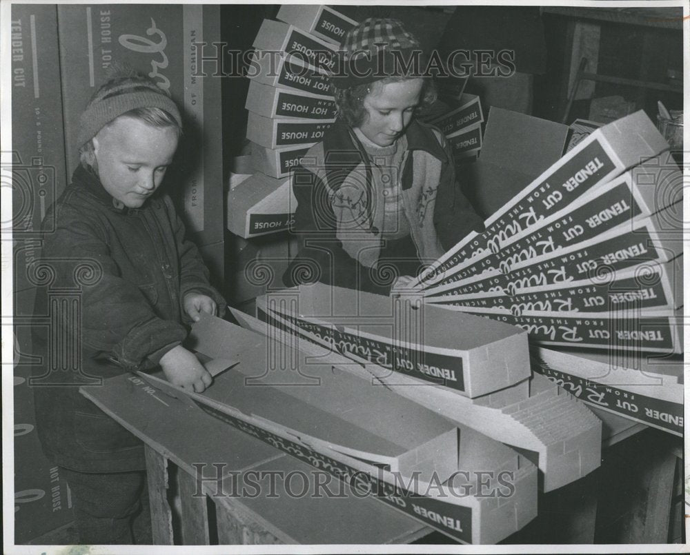 1950 Press Photo Marvin Mary Louise DeBuck Cartons - RRV53707 - Historic Images