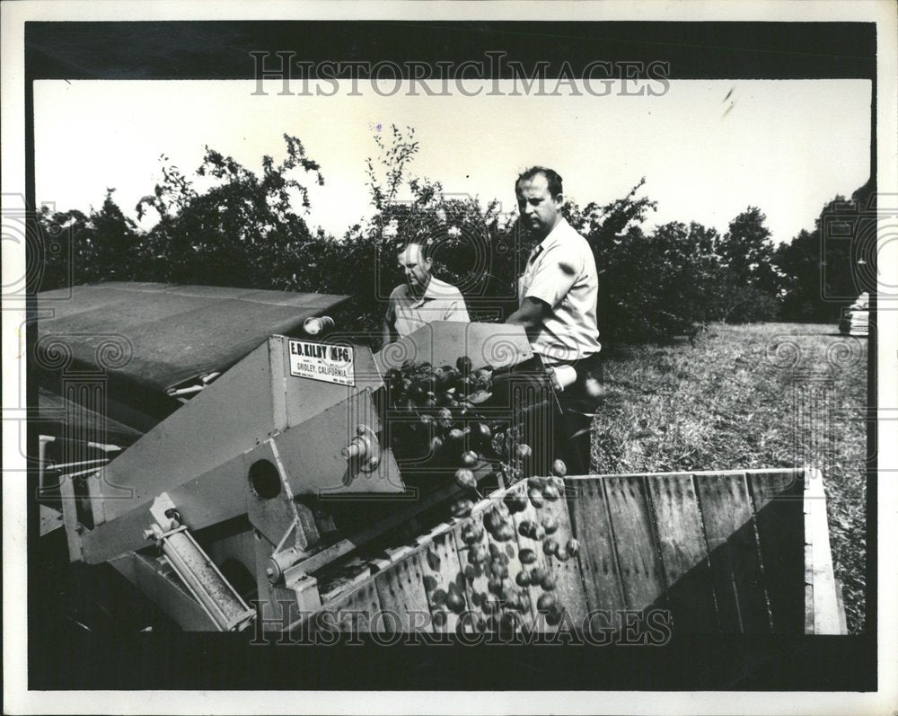 1973 Pluming Machine Two Men Picture Farm - Historic Images