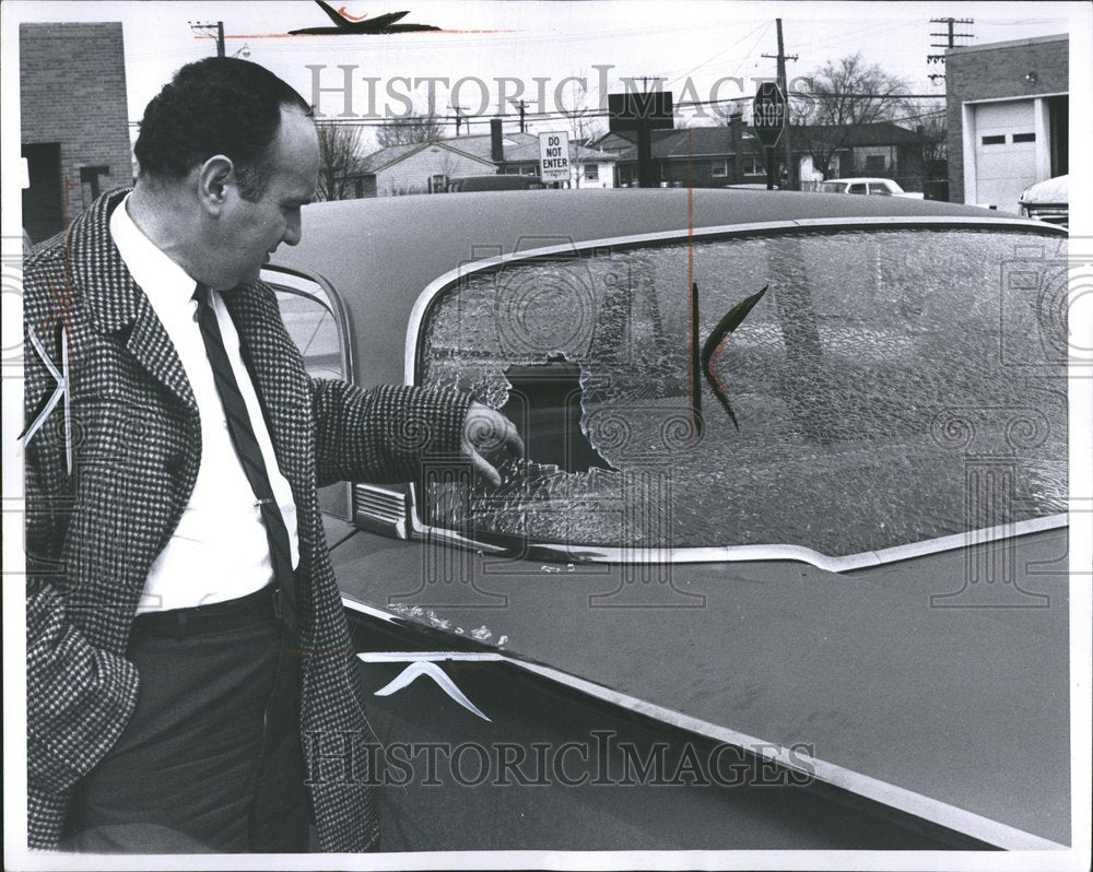 1965 Press Photo Oak Park Car Window Mr Leonard Levitin - RRV54155 - Historic Images