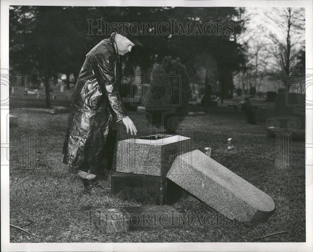 1953 Utied cemetery Tom Gaddie setton  Mich - Historic Images