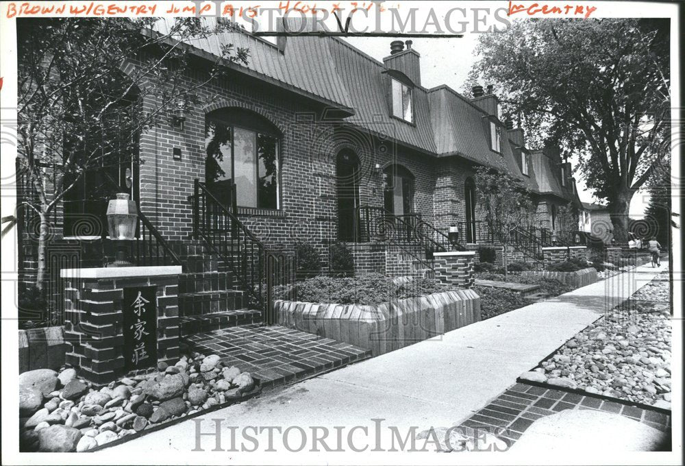 1981 Press Photo Brown Birmingham apartments lady - Historic Images