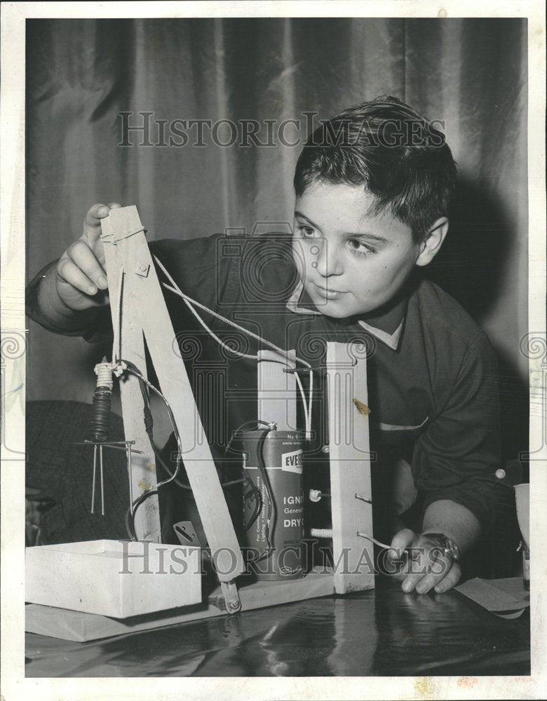 1960 Homemade electromagnet crane Jamesi - Historic Images