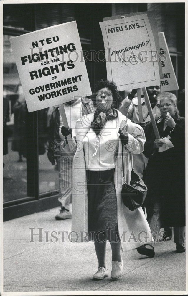 1990 Federal workers picket plaza budget - Historic Images