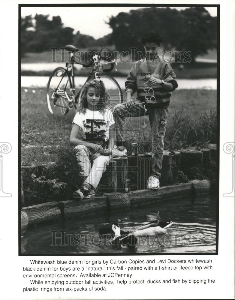 1990 Press Photo Student Back School T Shirt Swearshirt - RRV54831 - Historic Images