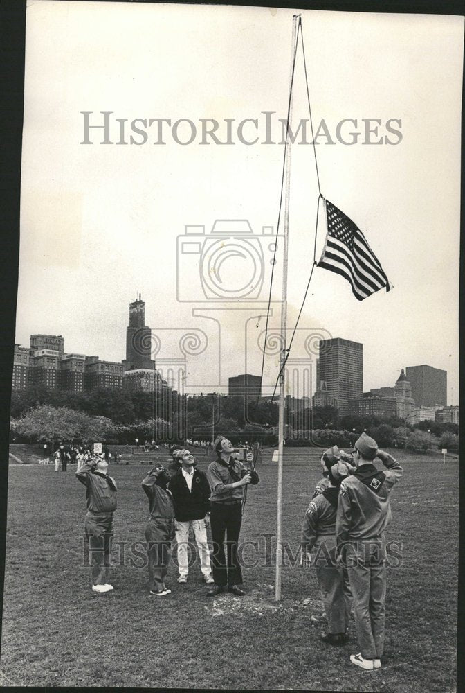 1973 Press Photo Olympics Jeff lemke raising flag kids - RRV54855 - Historic Images