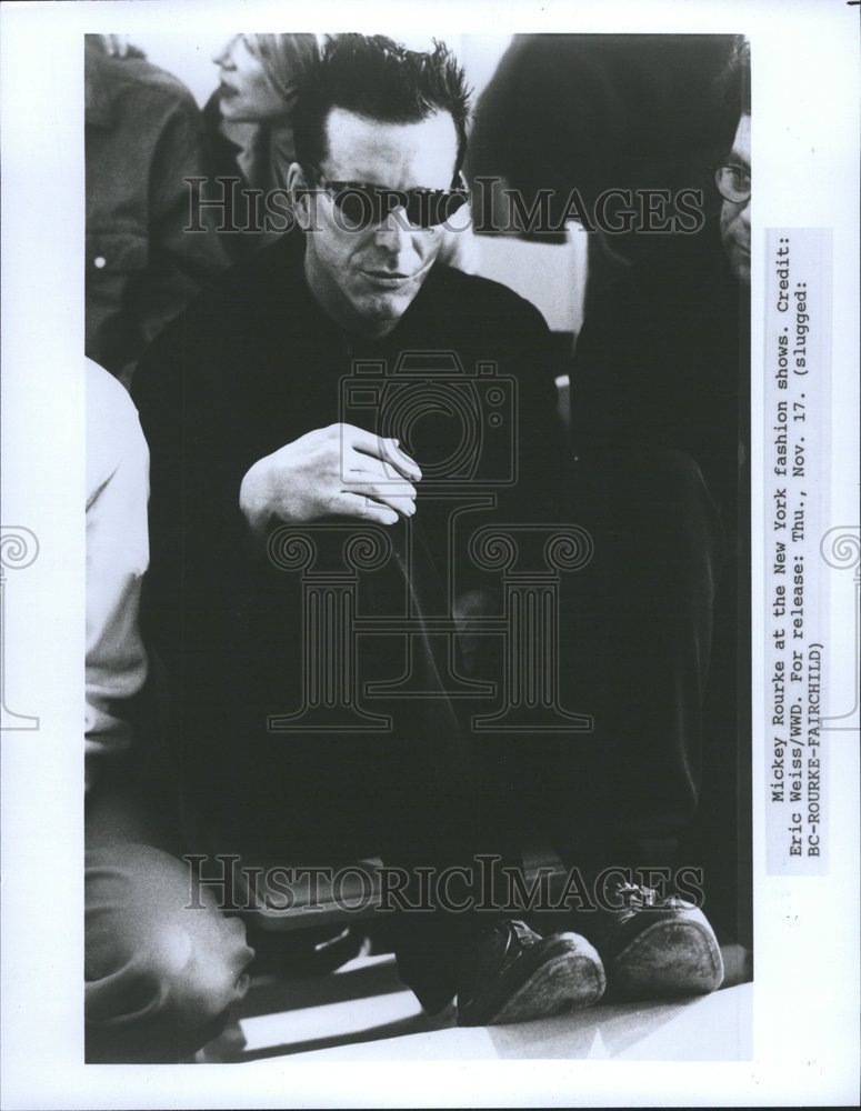 1995, Mickey Rourke New York Fashion Show - RRV55303 - Historic Images