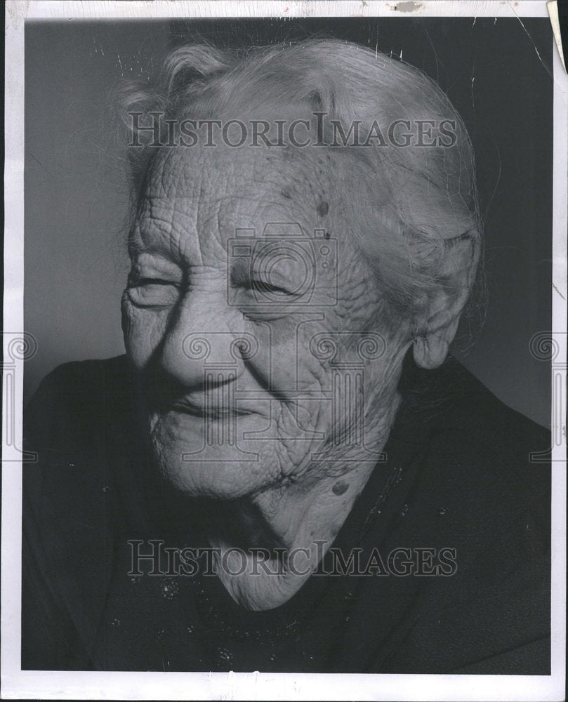1957 Press Photo Mrs Elizabeth Russell 100 Year Old - RRV55337- Historic Images