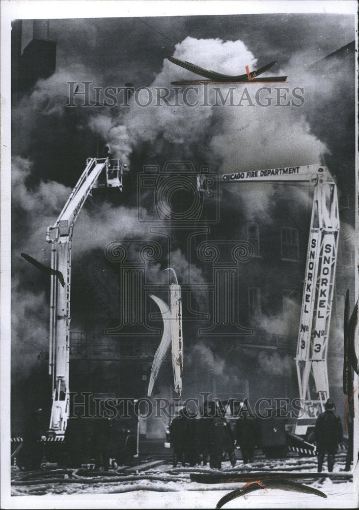 1960 Press Photo Chicago Firefighter Snorkel Hydraulic - RRV55619 - Historic Images