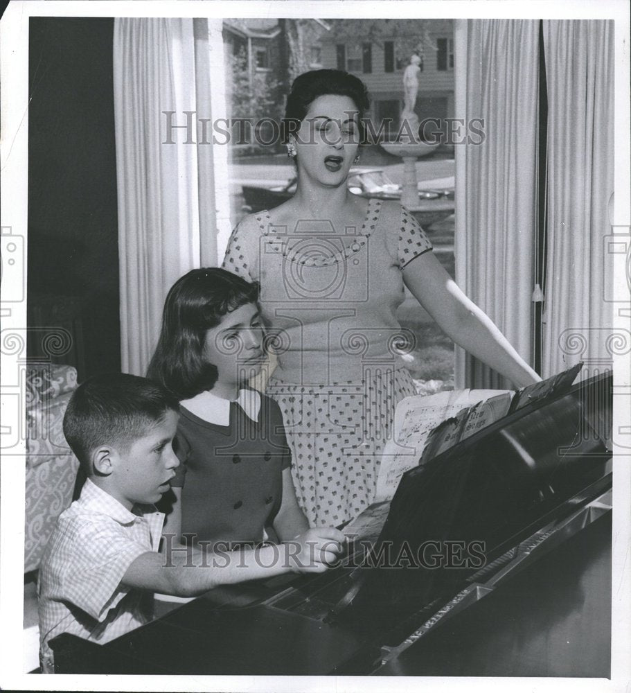 1958 George Roumell Children Martha Singer - Historic Images