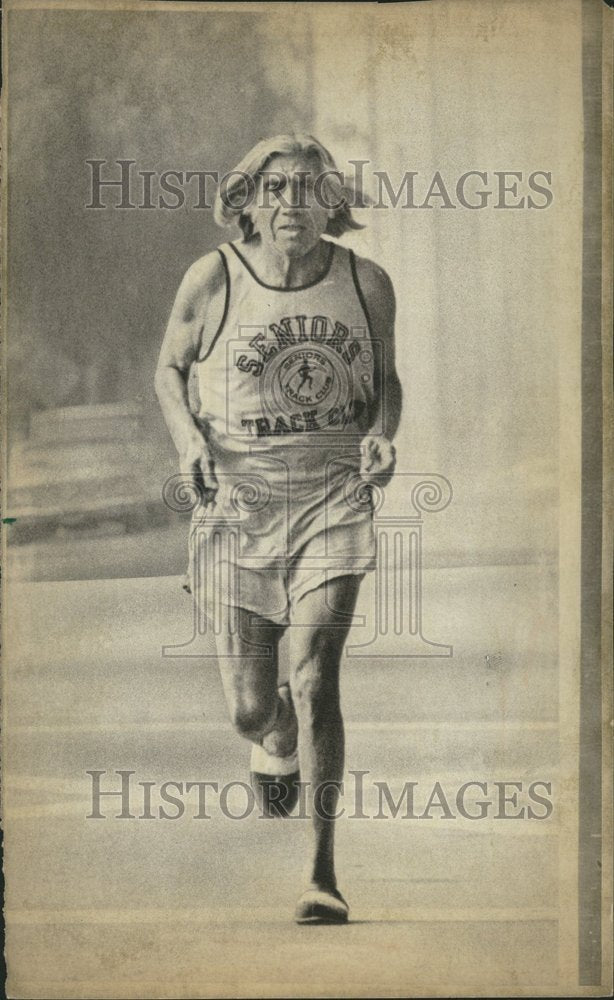 1975 Press Photo John Montoya Seniors Track Club Runner - Historic Images