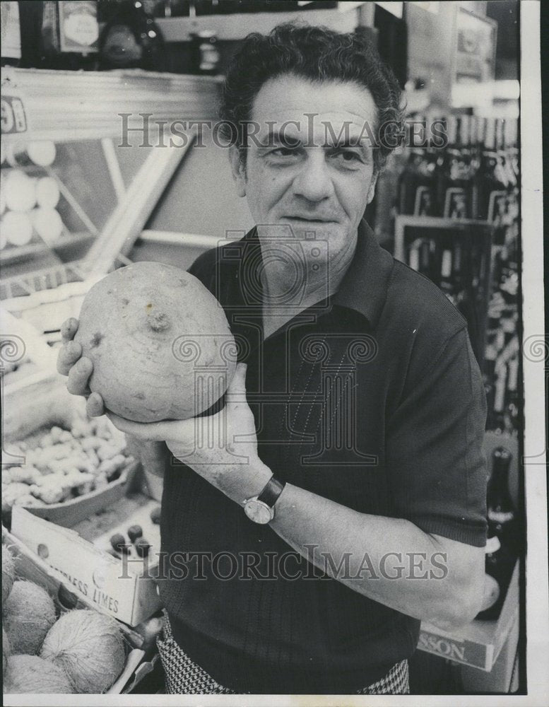 1975 Aaron Kambhi Manager Apple Pineapple - Historic Images