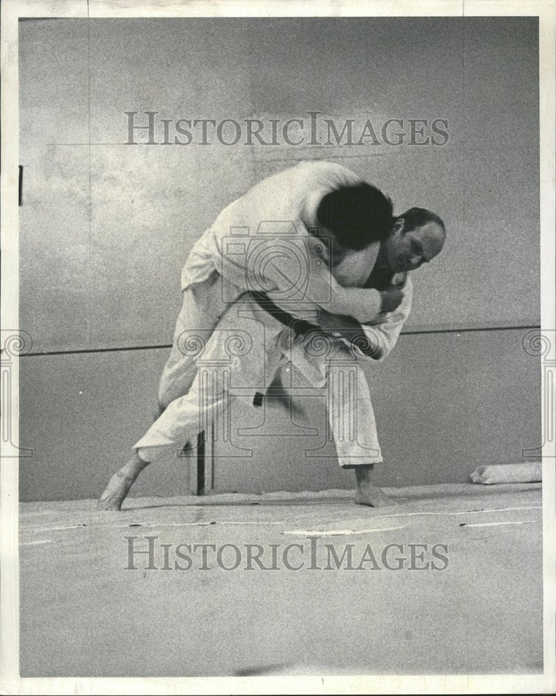 1969 Press Photo Andrews Ogura judo school practice - Historic Images