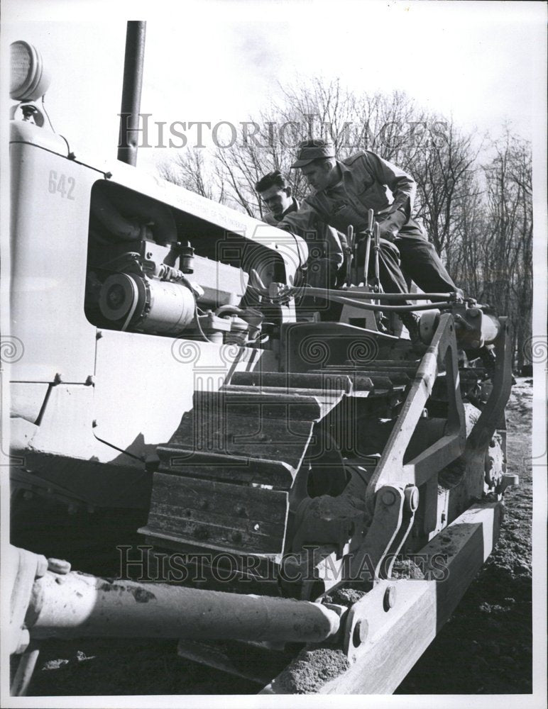 1965 Press Photo job Corps trainee learns bulldozers - RRV56253 - Historic Images