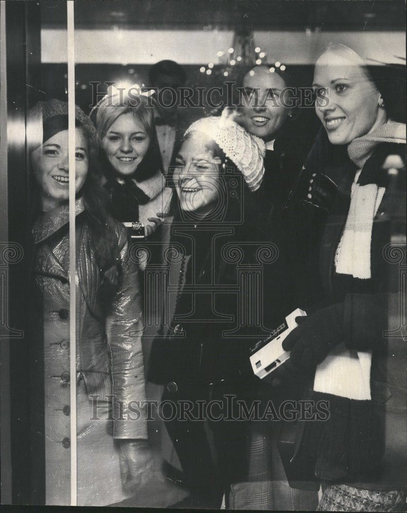 1969 Press Photo Women outside Bonwit Teller Hancock - RRV56401 - Historic Images