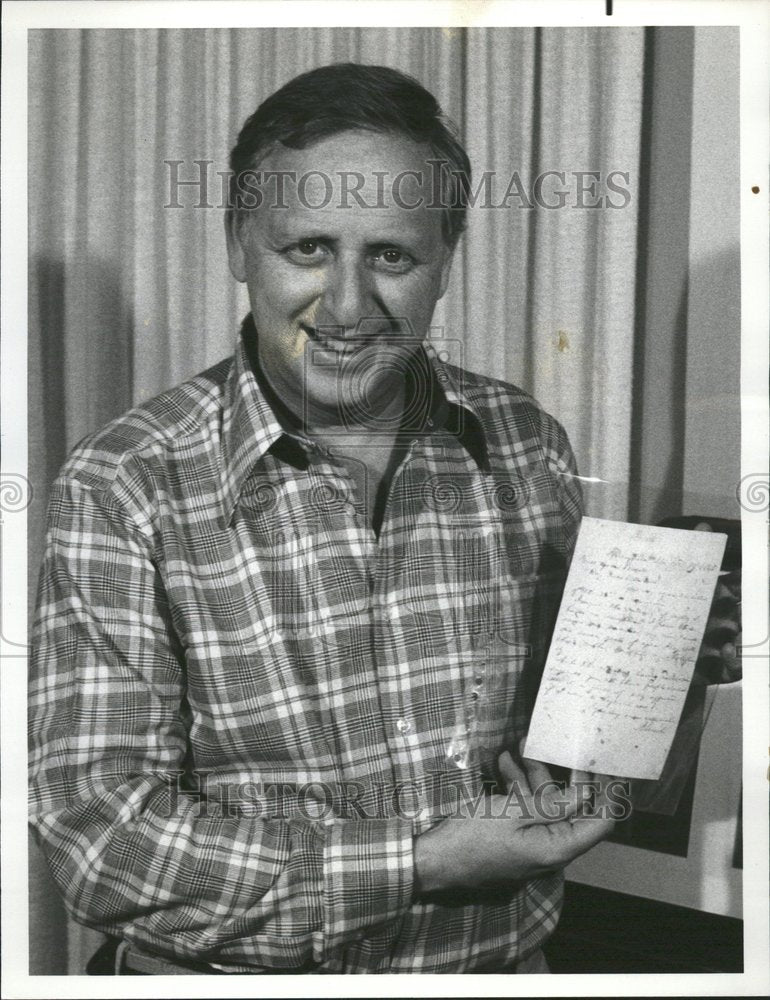 1975 Holding Letter to Lincoln - Historic Images