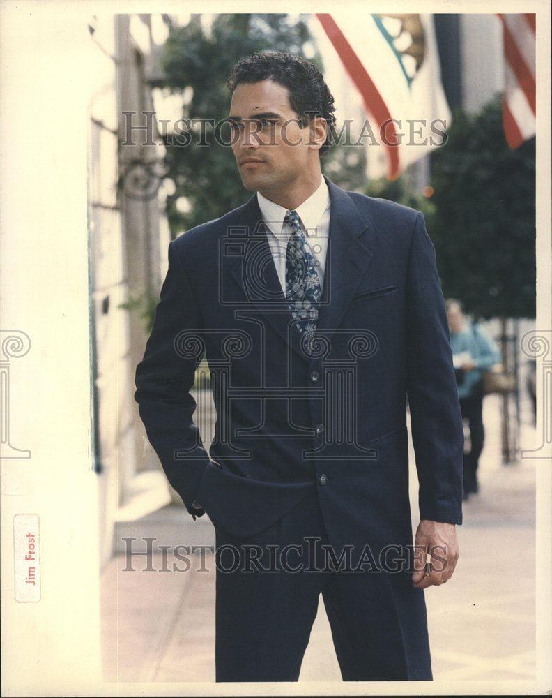 1989 Press Photo Men&#39;s Fashion three-button-suit - RRV56977- Historic Images