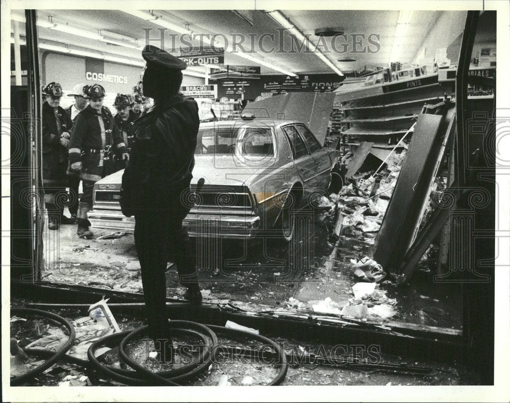 1981 Press Photo Car Ran Into Walgreens Chicago - Historic Images