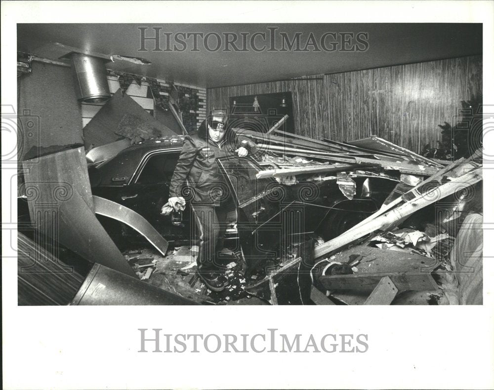 1979 Auto crashed into living room - Historic Images