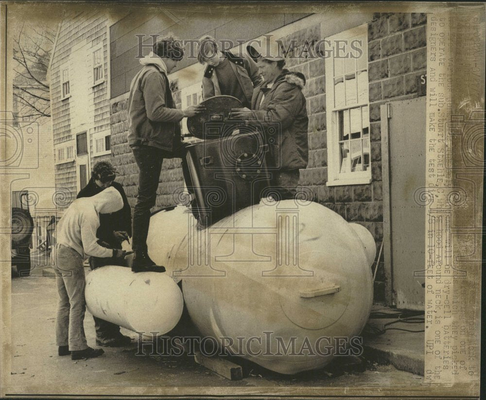 1972, Men Working Submarine - RRV57711 - Historic Images