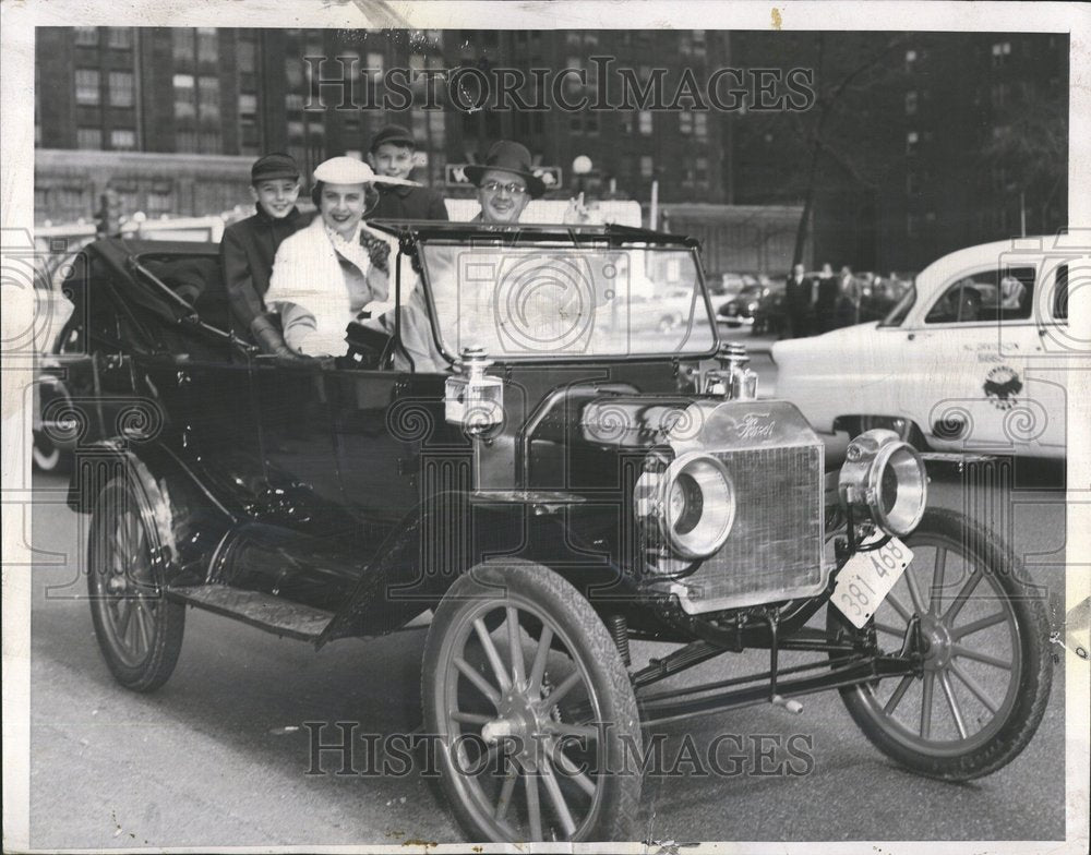 1953, Will Kuhlman family in 1915 Ford - RRV57873 - Historic Images