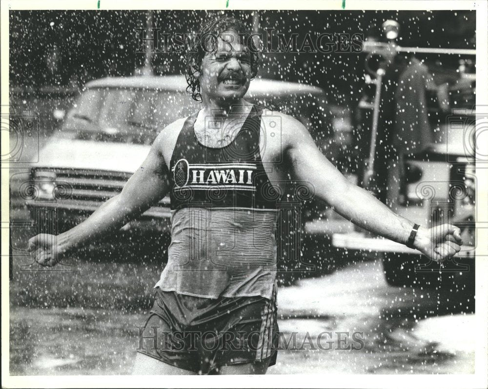 1984 Press Photo Marathon Runner Enjoying Firehose - RRV58037 - Historic Images