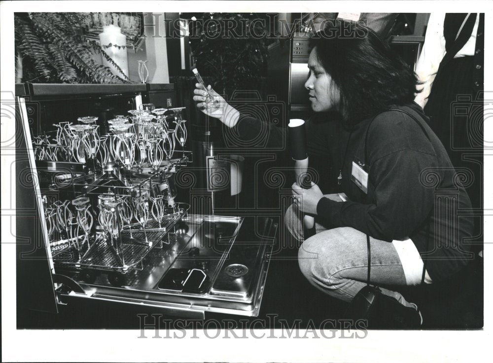 1991 Press Photo Jeryl Kibir Peers Into Glassware - RRV58071 - Historic Images