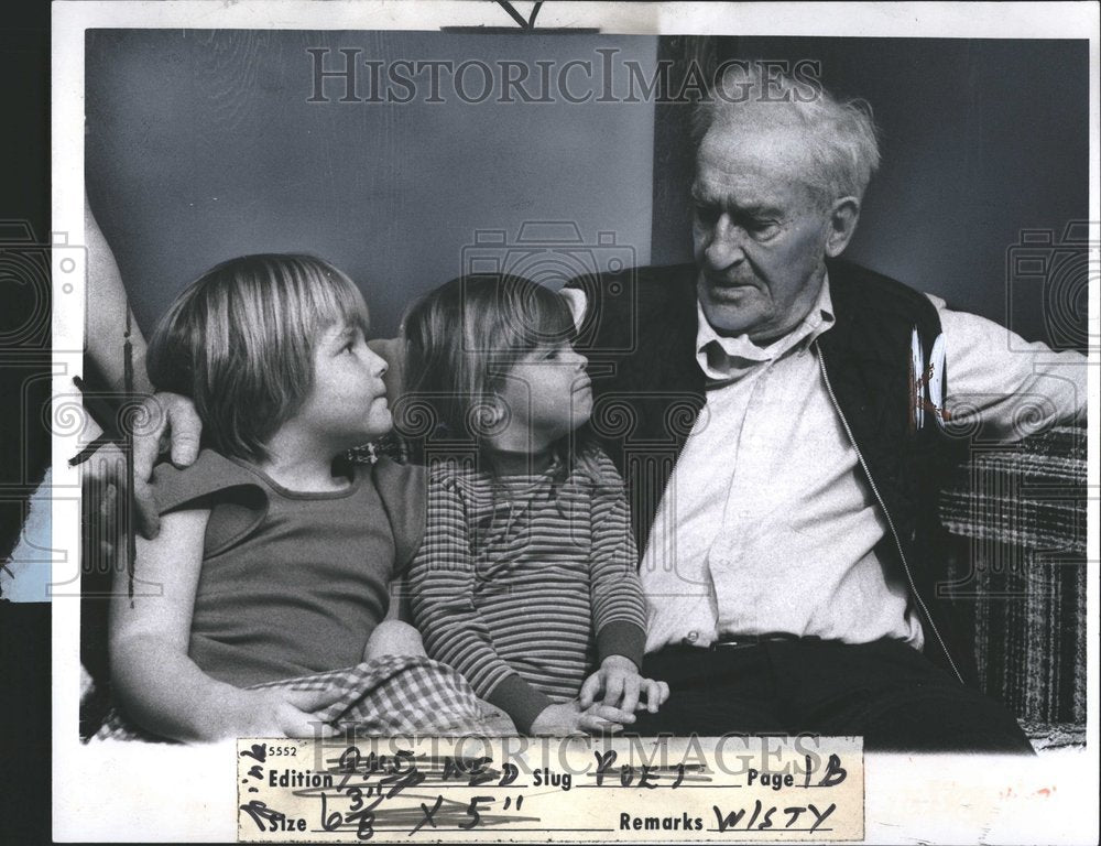 1976 Press Photo Politician Gilman With Grandchildren - Historic Images