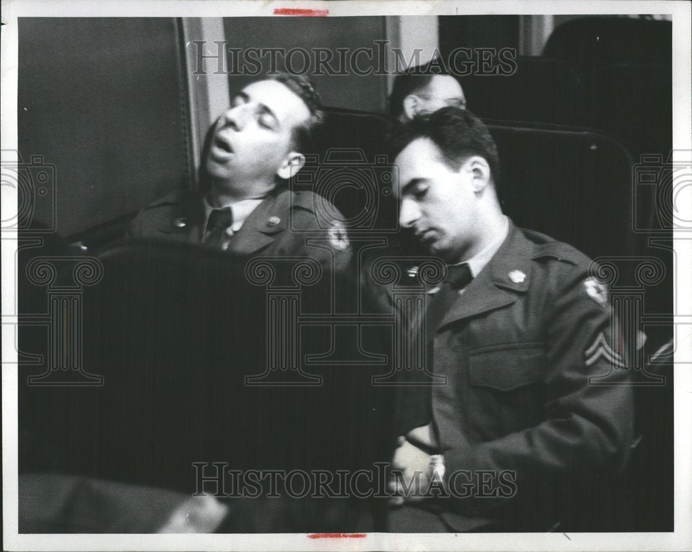 1952 Press Photo Army Soldiers Sleeping On Bus - Historic Images