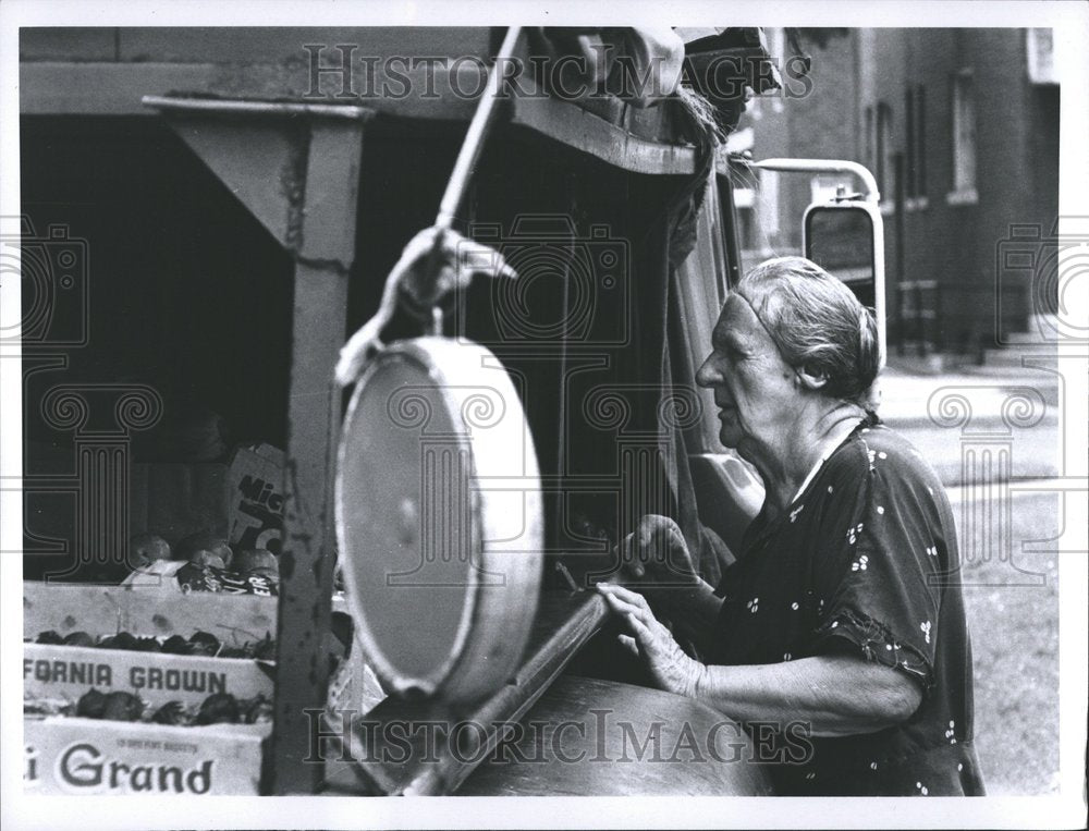 1970 Angie Pilat Old people peddler food - Historic Images