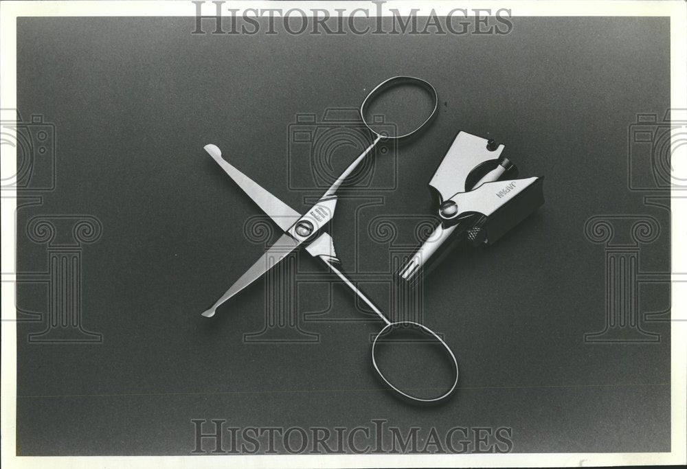 1981, Nasal scissors utensils hairs pair han - RRV58563 - Historic Images