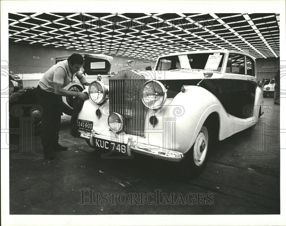 1980 John Samson Polishes roll Royce aorta - Historic Images