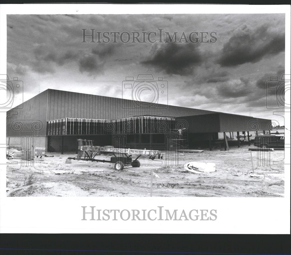 1989 Press Photo New warehouse going up across Lapeer R - RRV58765- Historic Images