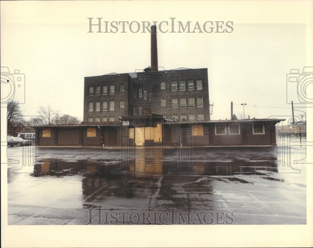 1991 Poe School field house burned ground - Historic Images