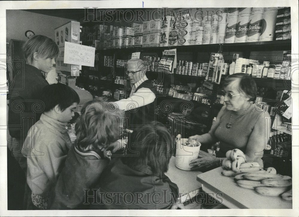 1975 Press Photo James Ameilia Chase Ma Pa Store - RRV59235 - Historic Images