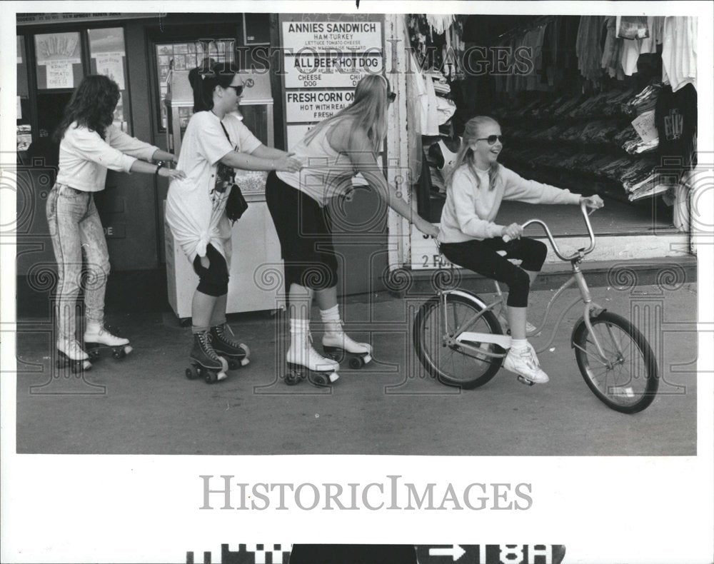 1989 Press Photo Teenagers Bicycle Shorts T-Shirts - RRV59675 - Historic Images