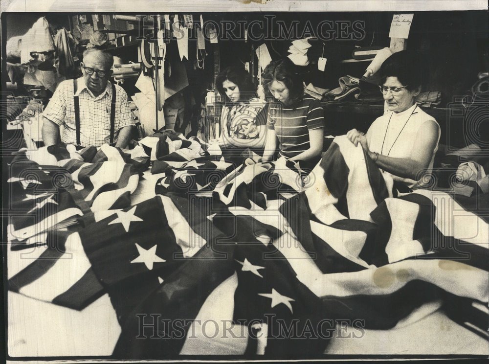 1974 Press Photo William Newbould Flag WGN Worker beat - RRV59687 - Historic Images