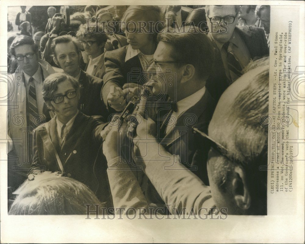 1971 Gov Paul Simon crowd springfield steps - Historic Images