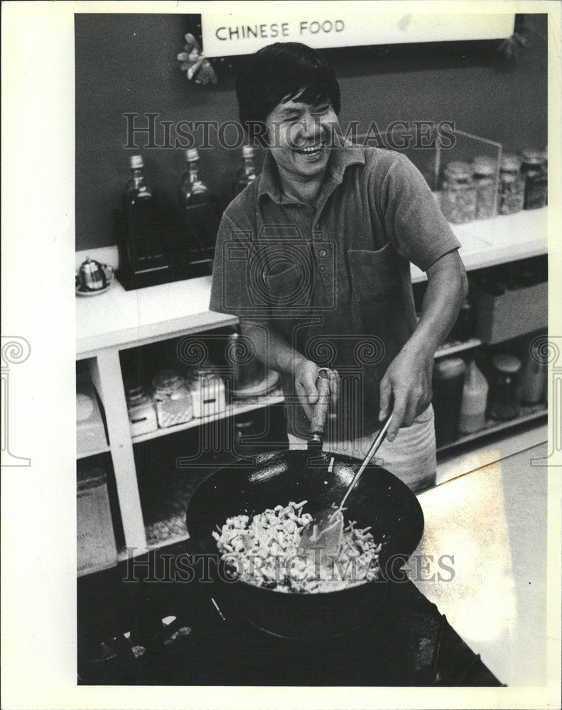 1981 Chef Chu Yen Luke chicken pine nunts - Historic Images