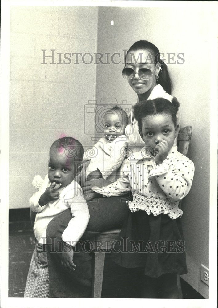 1980 Press  Dorothy Gray Hiwanda Abdullah children sits - Historic Images