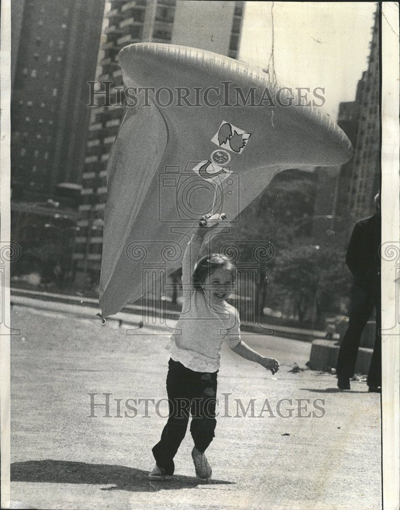 1974 Press Photo Annmaire Mooney Palstic Kite Glee Flys - RRV60325 - Historic Images