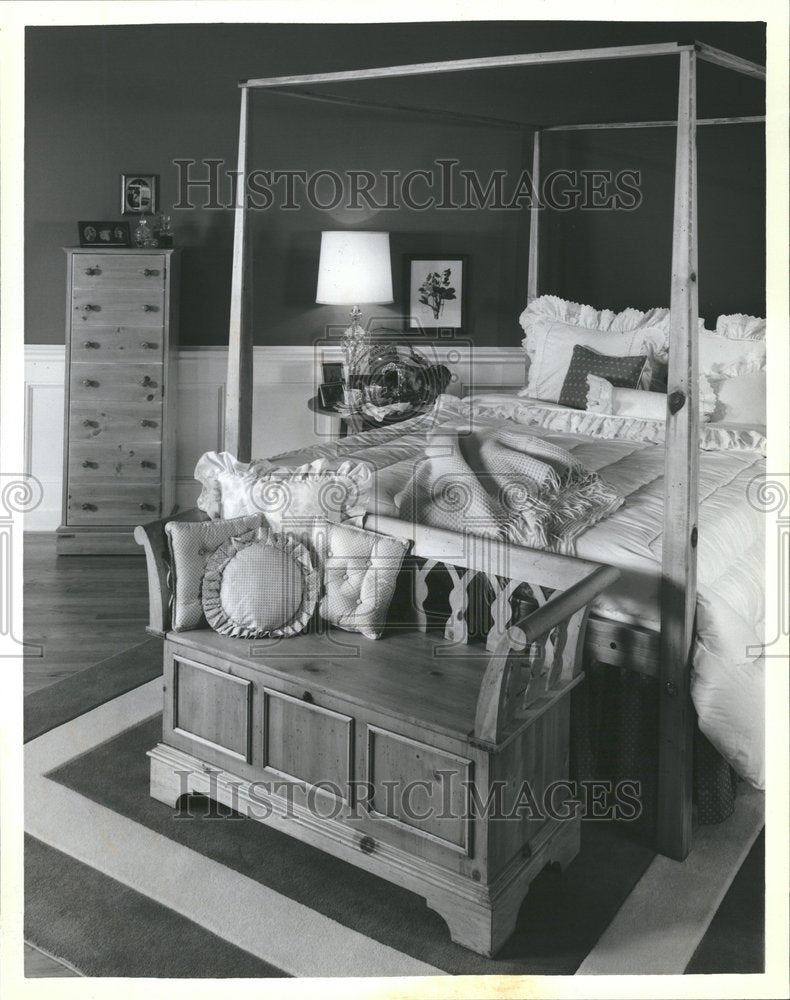 1988 Press Photo Several pieces serve bedroom seating - Historic Images