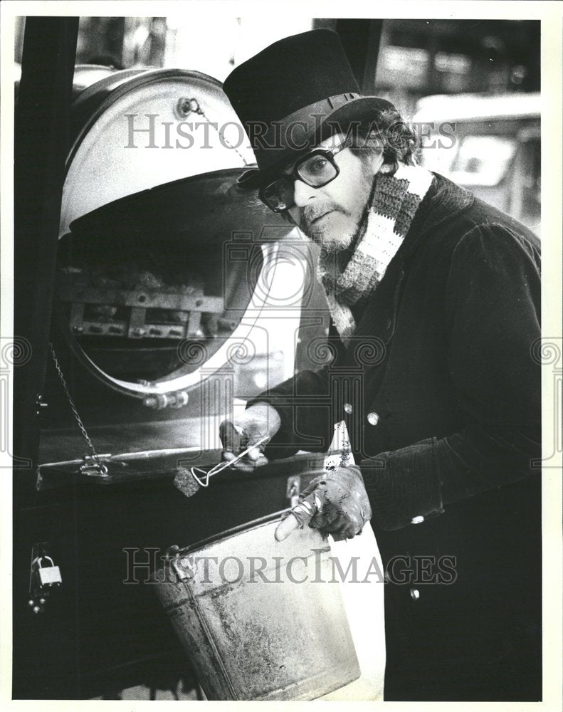 1983  Michael Moore sells roasted chetnuts - Historic Images