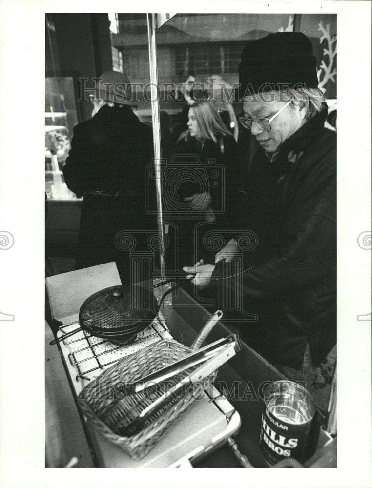 1977 Press Photo Chestnuts roasting Vendor De Yip Loo - Historic Images