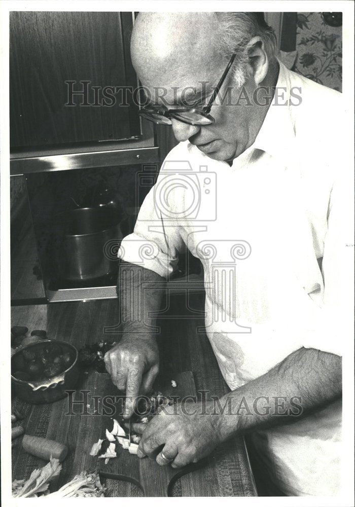 1980 Ira Gloin chops slices mauls chestnuts - Historic Images