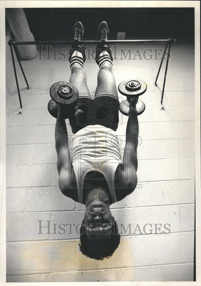 1981 Press Photo Mike Rootbarg Inversion Boots Down - RRV60689 - Historic Images