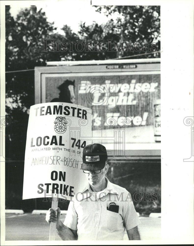 1982, Backgroung Bud Sign California Beer - RRV60693 - Historic Images