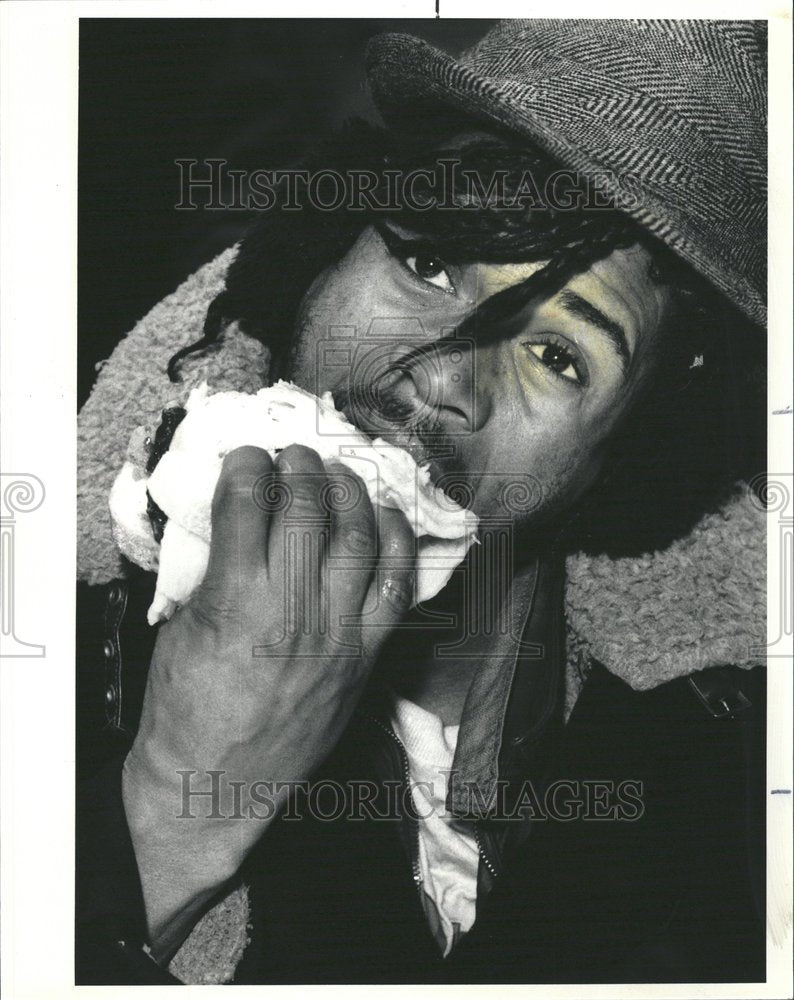 1985 Press Photo Aivoy Collier digs sandwich catholic - RRV60803 - Historic Images