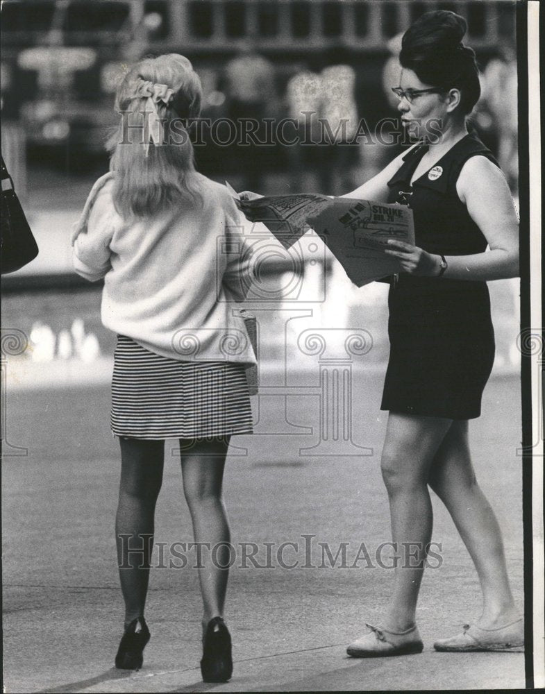 1970, Miniskirt Supporter Wednesday Women - RRV60919 - Historic Images